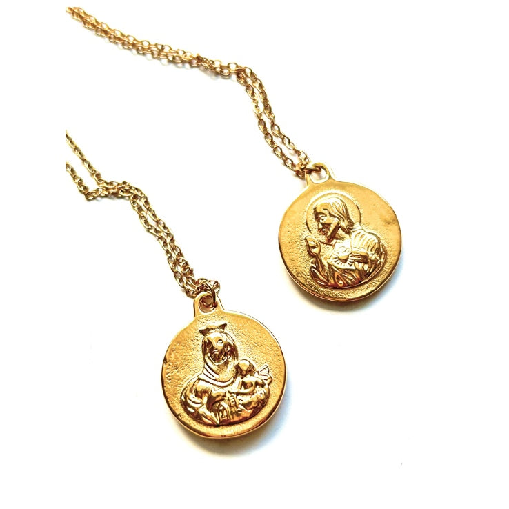 Medallas de acero dorado con el escapulario del Sagrado Corazón y la Virgen del Carmen