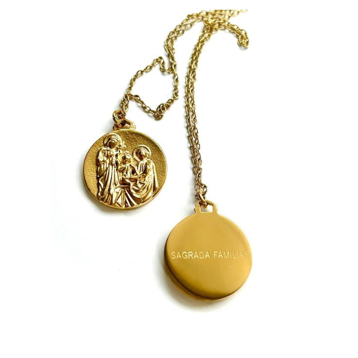 Cadena dorada fina con medalla de la Sagrada Familia