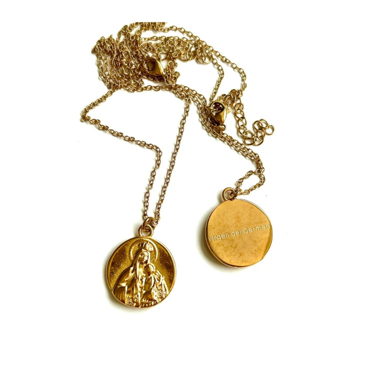 Medalla de acero dorado de la Virgen del Carmen y su reverso