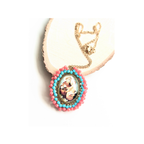 Medalla bordada con cristales coral y turquesa con imagen de la Virgen y cadena dorada