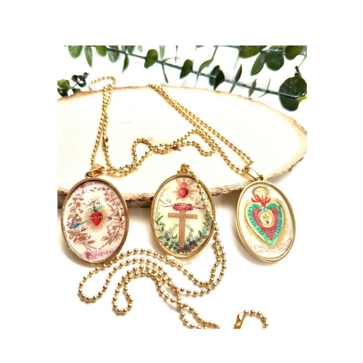 Tres medallas ovaladas con imágenes antiguas: Sagrado Corazón, cruz y corazón
