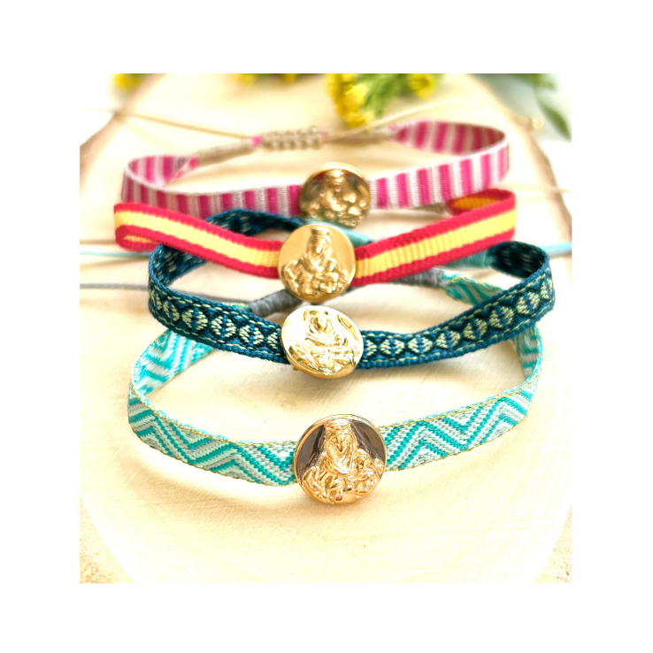 Pulseras de tela con medalla de acero de la Virgen del Carmen en varios colores
