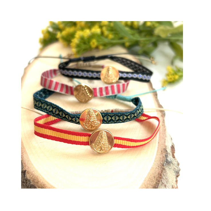 Pulseras de tela con medalla de acero de la Virgen del Rocío en varios colores, una con la bandera de España