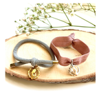 Pulseras elásticas gris y rosa con medalla de Virgencita de acero dorado