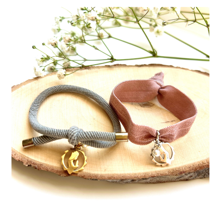 Pulseras elásticas gris y rosa con medalla de Virgencita de acero dorado
