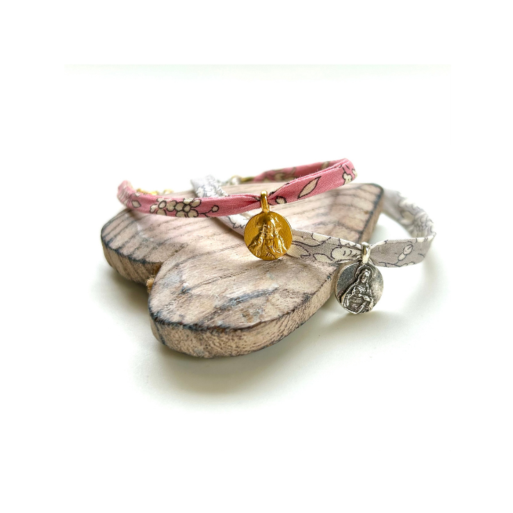 Pulsera escapulario de tela liberty rosa con medallas del Sagrado Corazón y la Virgen del Carmen
