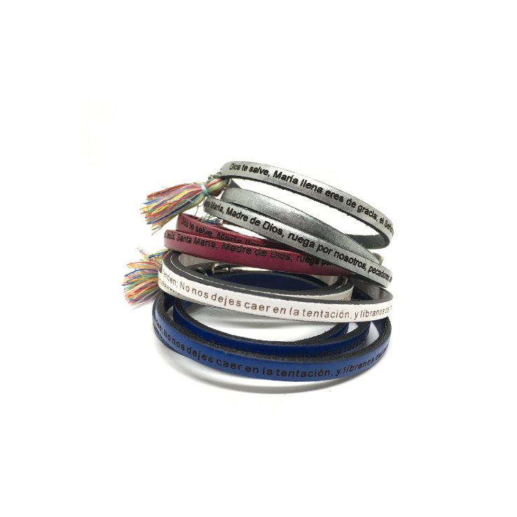 Pulseras de cuero con la oración del Padre Nuestro y el Dios te Salve grabada, en varios colores