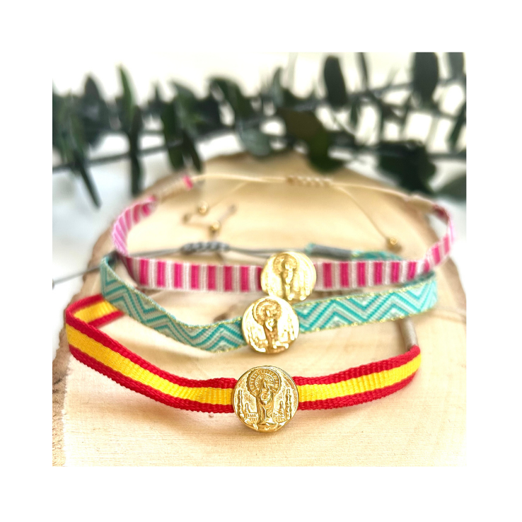 Pulseras de tela con medalla de acero de la Virgen del Pilar, una con la bandera de España