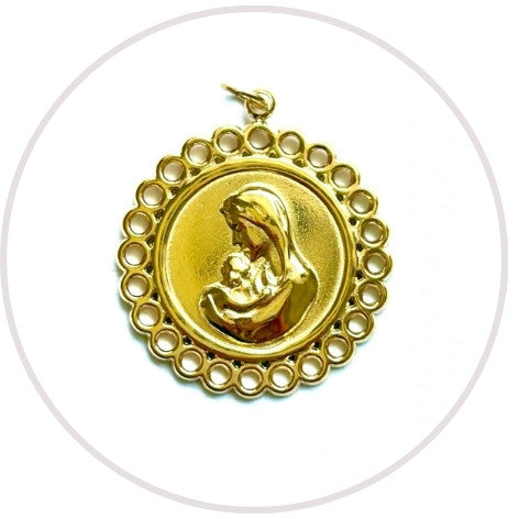 Medalla de la Virgen con el Niño de acero dorado con borde calado, de cerca