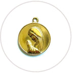 Medalla de la Virgen Niña orante de acero dorado, de cerca