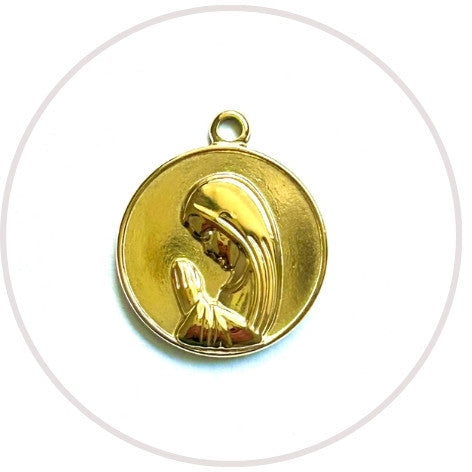 Medalla de la Virgen Niña orante de acero dorado, de cerca